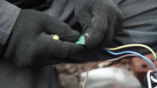 Elektrician Memasang Kabel Menggunakan Konektor Untuk Menghubungkan Kabel Dalam Peralatan — Stok Video