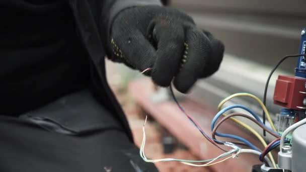 Électricien Prépare Installation Câblage Électrique Électricien Prépare Les Câbles Pour — Video