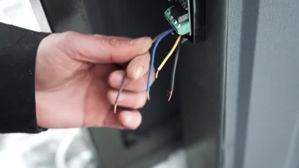 Electricista Instala Cableado Usando Conectores Para Conectar Cables Equipos Automatización — Vídeos de Stock