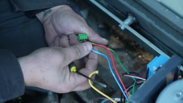Electricista Instala Cableado Usando Conectores Para Conectar Cables Equipos Automatización — Vídeos de Stock
