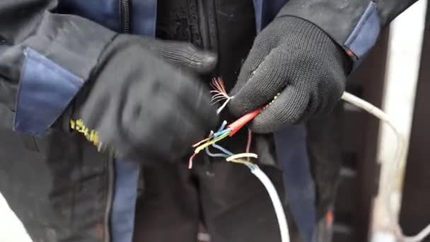 Elektrikář Připravuje Instalaci Elektroinstalace Elektrikář Připravuje Kabely Pro Instalaci — Stock video