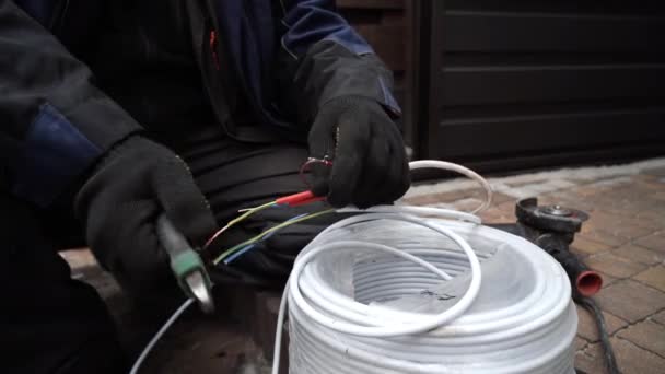 Elektryk Lutuje Przewody Elektryczne Lutownicą Lutownica Naprawa Okablowania Master Lutuje — Wideo stockowe
