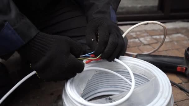 电工用焊铁焊接电线 电线修理 主人用气焊熨斗焊接电线 — 图库视频影像
