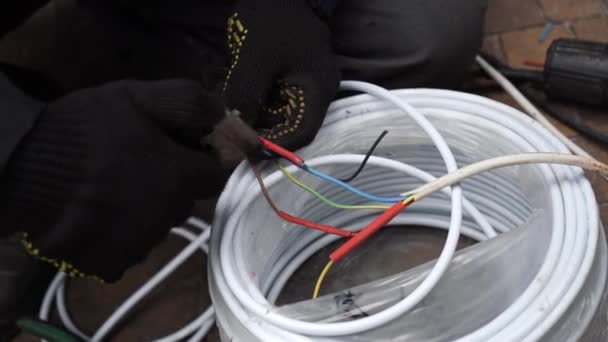Electrician Solders Kabel Listrik Dengan Solder Besi Solder Besi Perbaikan — Stok Video