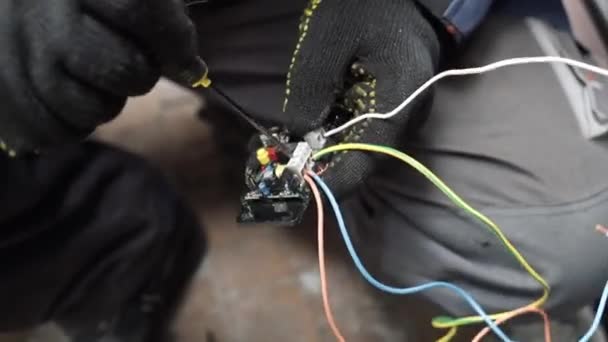 Elektriker Installiert Verkabelung Mit Steckverbindern Zum Verbinden Von Drähten Automatisierungs — Stockvideo