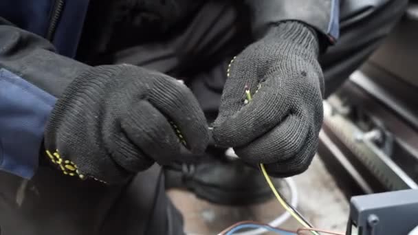 Elektrician Memasang Kabel Menggunakan Konektor Untuk Menghubungkan Kabel Dalam Peralatan — Stok Video