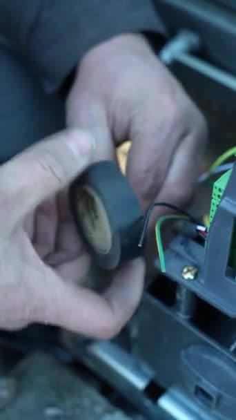 Electrician Mengisolasi Kabel Listrik Dengan Plester Pelindung — Stok Video