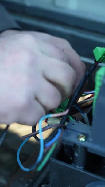 Elettricista Installa Cablaggi Utilizzando Connettori Collegamento Fili Apparecchiature Automazione Elettronica — Video Stock