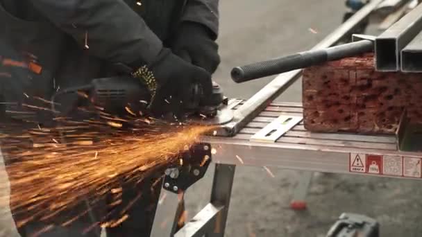 Worker Use Angle Grinder Producing Worker Grinding Metal Remove Rust — Stock Video