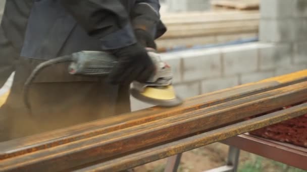 Arbetaren Använder Vinkelslipmaskin Som Producerar Arbetare Som Slipar Metall Bort — Stockvideo