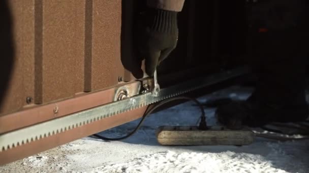 Nşaat Işçisi Metal Bir Anahtarla Cıvatayı Sıkıyor Fındık Cıvataları Sıkan — Stok video