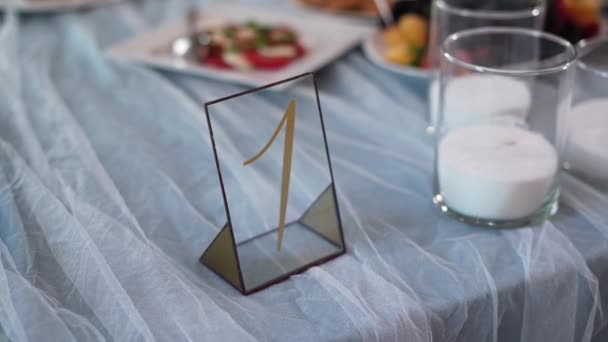 美しい結婚式のテーブルの装飾 宴会のための結婚式のプリジウムの装飾 — ストック動画