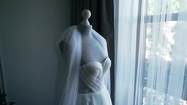 マネキンの花嫁のウェディングドレスとベール 朝から花嫁 — ストック動画
