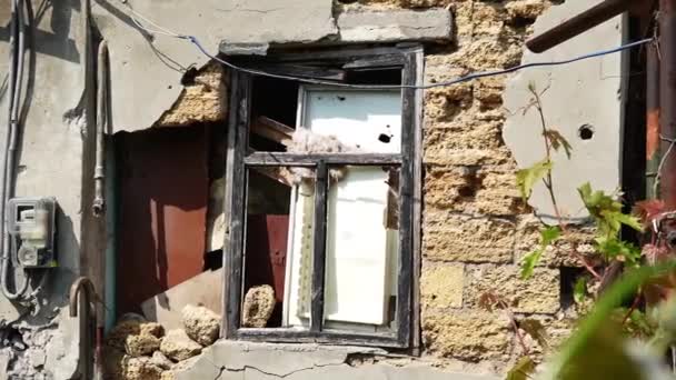 Zerstörtes Wohnhaus Krieg Russisch Ukrainischer Krieg Zerstörtes Haus Nach Artilleriebeschuss — Stockvideo