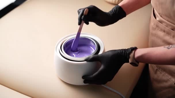 Горячий Фиолетовый Воск Используется Удаления Волос Крупный План Депиляции Мастер — стоковое видео