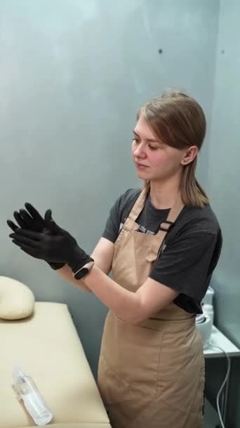 Depilation Master Desinfecteert Zwarte Beschermende Handschoenen Voor Procedure Hair Removal — Stockvideo