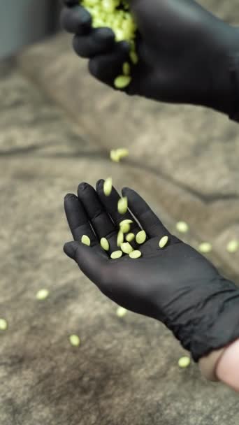 Tüy Dökümü Için Granüle Altın Mumu Siyah Koruyucu Eldivenlerle Tüy — Stok video