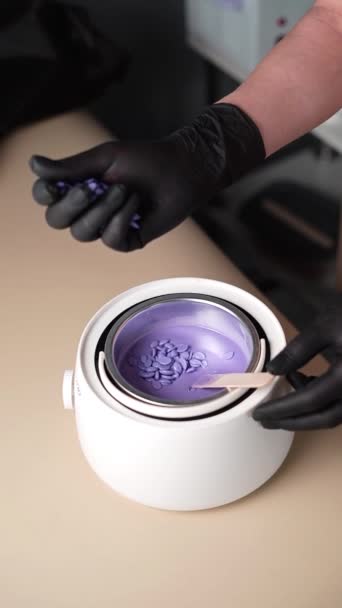 Varmviolett Vax Som Används För Hårborttagning Närbild Depilering Master Hands — Stockvideo