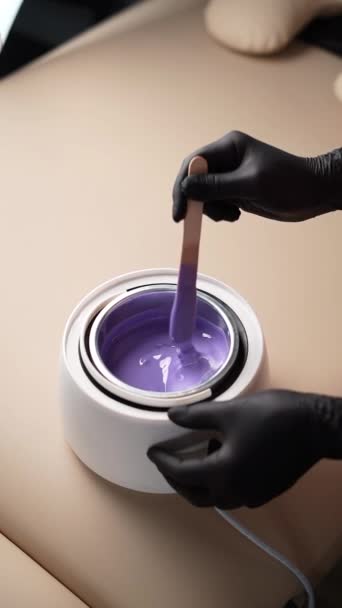 Горячий Фиолетовый Воск Используется Удаления Волос Крупный План Депиляции Мастер — стоковое видео