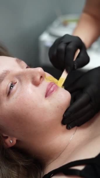 Hårborttagnings Mästare Tillämpar Vax Klientens Ansikte Avlägsnande Kvinnas Mustasch Med — Stockvideo