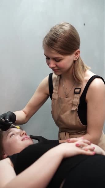 Der Haarentfernungsmeister Trägt Wachs Auf Das Gesicht Des Kunden Auf — Stockvideo