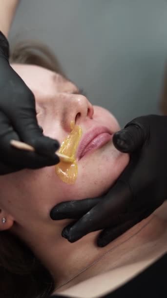 Saç Temizleme Ustası Müşterinin Yüzüne Balmumu Sürüyor Balmumu Bıyıklı Kadın — Stok video