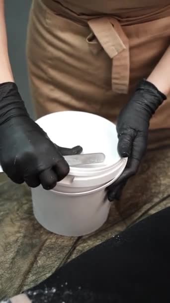 Pasta Açúcar Depilatória Usada Para Depilação Close Das Mãos Mestre — Vídeo de Stock