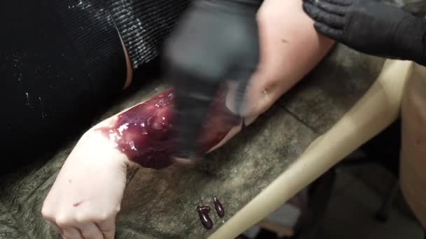 Meester Zwarte Beschermende Handschoenen Brengt Suikerpasta Aan Hand Van Een — Stockvideo