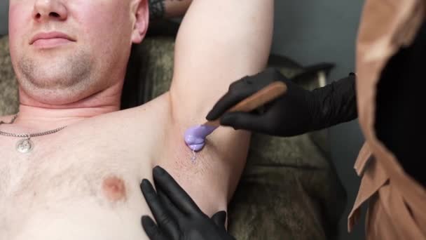Master Bär Svarta Medicinska Handskar Gäller Vax Kundens Armhåla Vaxning — Stockvideo