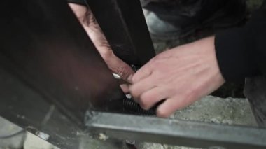 Elektrikçi elektrik kablolarının kurulumunu hazırlıyor. Elektrikçi kurulum için kablolar hazırlıyor