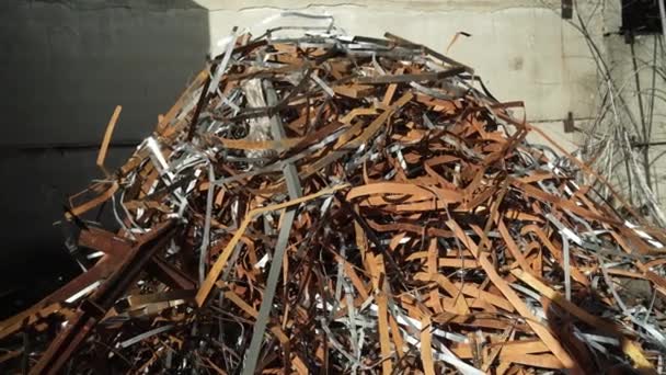 Schrotthaufen Auf Dem Werksgelände Haufen Rostiges Metall Zum Recyceln — Stockvideo