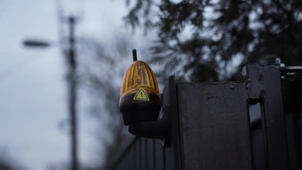 ゲートのための信号ランプ 領土への入り口で黄色い点滅ビーコンを警告する — ストック動画