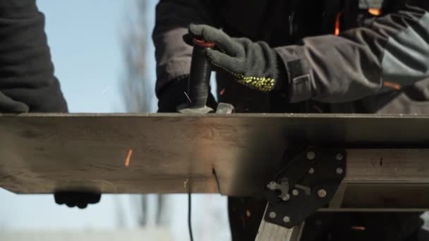 Werknemer Snijden Metalen Buis Met Behulp Van Een Hoekslijper Heldere — Stockvideo