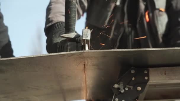 Metal Tüpü Angle Grinder Kullanarak Kesen Bir Işçi Parlak Kıvılcımlar — Stok video
