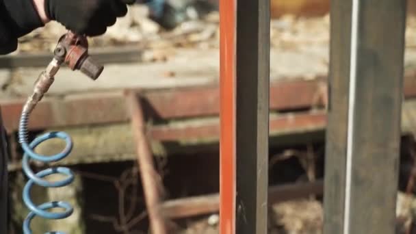 Artesão Pinta Uma Estrutura Metálica Usando Uma Pistola Pulverização Trabalhador — Vídeo de Stock