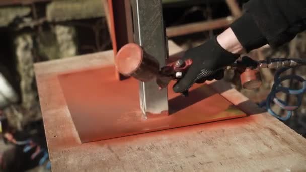 Rzemieślnik Maluje Metalową Konstrukcję Pistoletem Natryskowym Pracownik Nanosi Farbę Pomocą — Wideo stockowe
