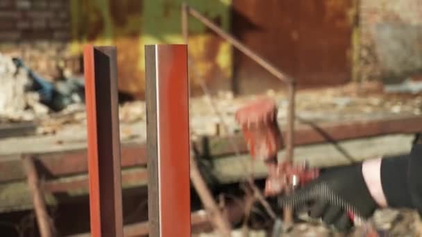 Meșterul Pictează Structură Metalică Folosind Pistol Pulverizare Muncitorul Aplică Vopseaua — Videoclip de stoc