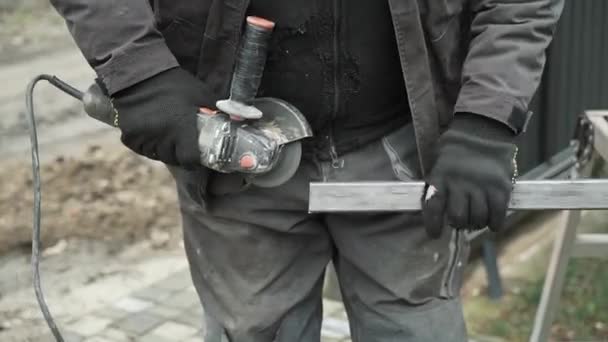 Arbetare Skära Metallrör Med Hjälp Vinkelslipmaskin Ljusa Gnistor Och Blixtar — Stockvideo