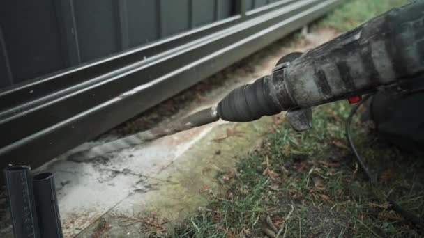 Builder Drills Lubang Dinding Dengan Bor Hammer Close Dari Palu — Stok Video