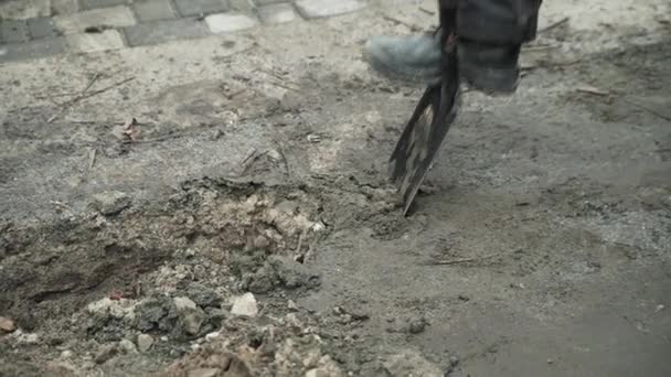 Pekerja Menggali Kabel Listrik Dalam Tanah Dengan Shovel Man Menggali — Stok Video
