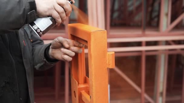 Handwerker Bemalt Eine Metallstruktur Mit Einer Dose Orangefarbener Sprühfarbe Arbeiter — Stockvideo