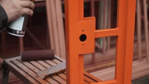 Rzemiosło Maluje Metalową Konstrukcję Puszką Pomarańczowej Farby Sprayu Robotnik Maluje — Wideo stockowe