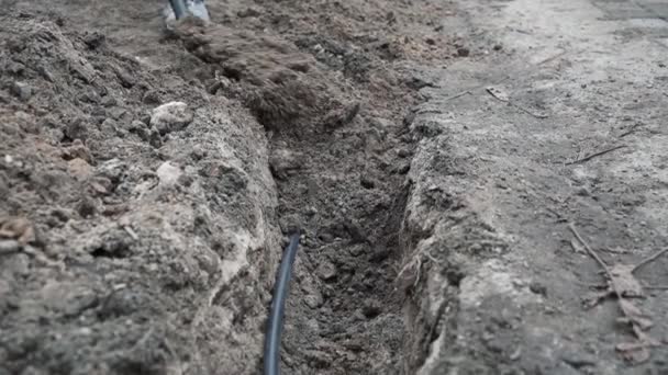 Εργάτης Digs Ηλεκτρικά Καλώδια Στο Έδαφος Ένα Φτυάρι Άνθρωπος Σκάβει — Αρχείο Βίντεο