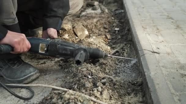 Builder Drills Hole Wall Hammer Drill Close Hammer Drill Perforator — Stock Video