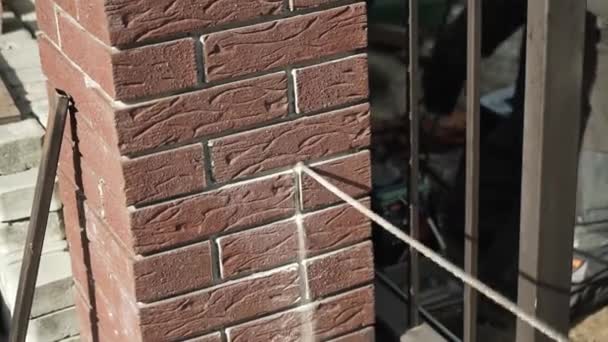 Bauarbeiter Bohren Mit Einem Hammerbohrer Ein Loch Die Wand Nahaufnahme — Stockvideo