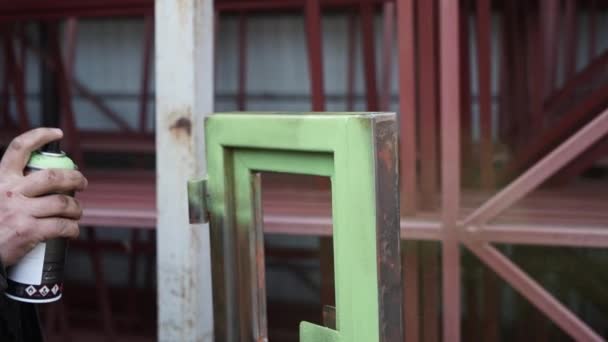 Handwerker Bemalt Eine Metallstruktur Mit Einer Dose Grüner Sprühfarbe Arbeiter — Stockvideo