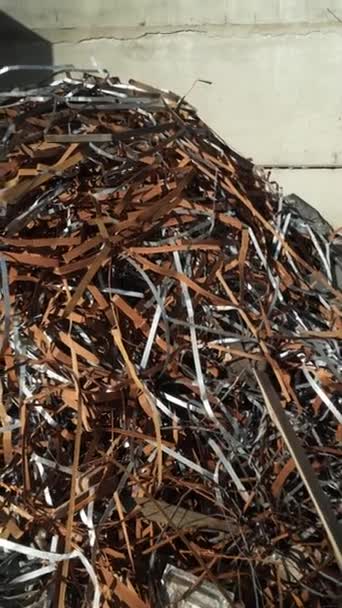 植物の場所のスクラップ金属の山 リサイクル用錆びた金属の山 — ストック動画