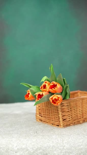 Bukiet Pomarańczowych Tulipanów Leży Wiklinowym Koszu Zielonym Tle — Wideo stockowe