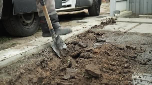 Arbeiter Gräbt Stromkabel Mit Schaufel Die Erde Mann Gräbt Mit — Stockvideo