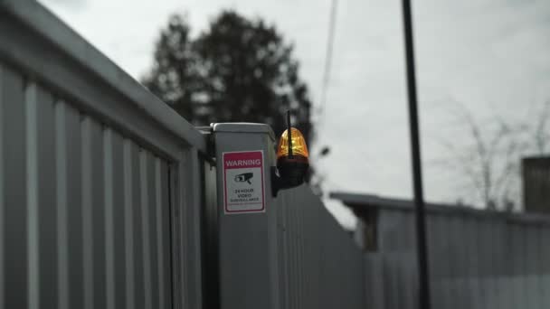 Electrician Menghubungkan Lampu Sinyal Kuning Untuk Pintu Gerbang Peringatan Lampu — Stok Video